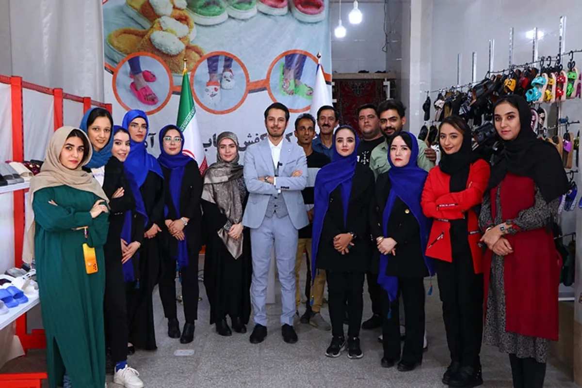 وێنەیەکی گروپی ستاف و بەڕێوەبەری کۆمپانیای پێڵاوی ڕێکاب، نیشاندانی هاودەنگی و هەوڵدان و پابەندبوونی ئەم تیمە لە بەرهەمهێنانی بەرهەمی کوالیتی بەرز.