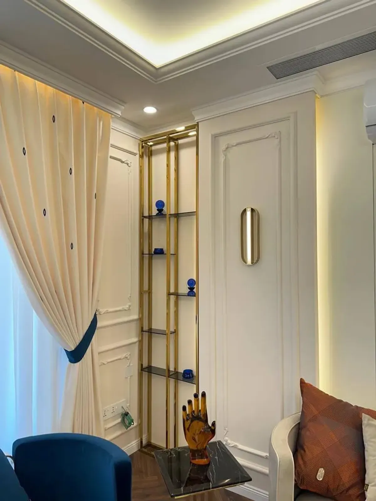 Çağdaş mimari tasarımlı sehpa