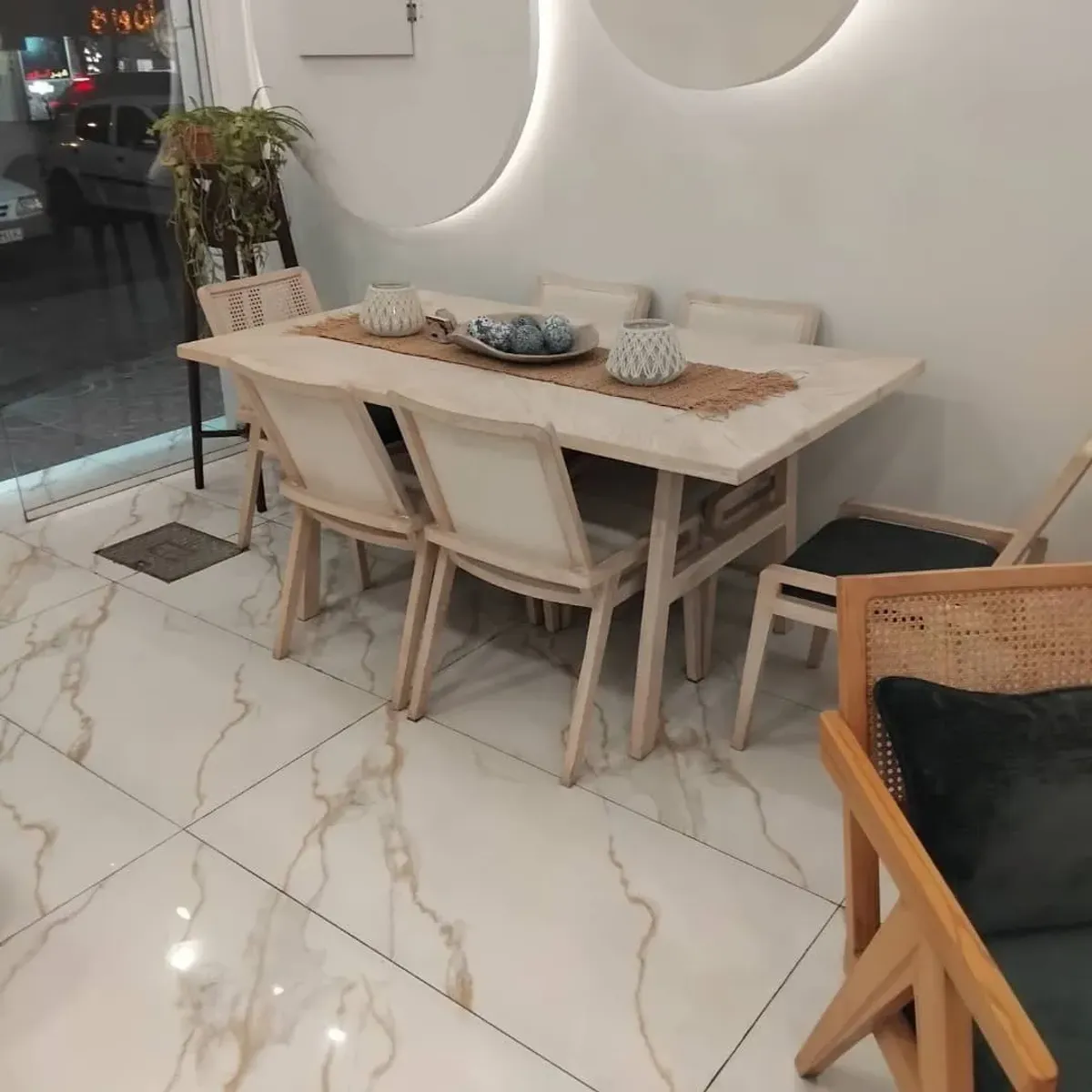 浅色舒适沙发，极简设计风格