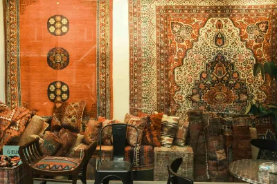 Modern Lacquer Red Rug and Its Combination with Contemporary Décor
