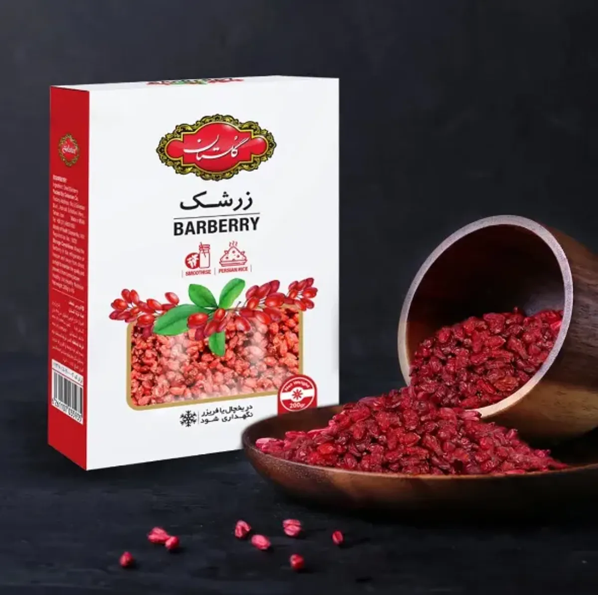 بسته زرشک گلستان در کنار زرشک خشک ریخته‌شده 