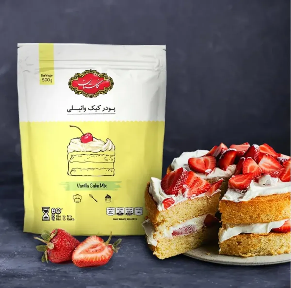 بسته پودر کیک وانیلی گلستان در کنار کیک وانیلی لایه‌ای با خامه و توت‌فرنگی تازه