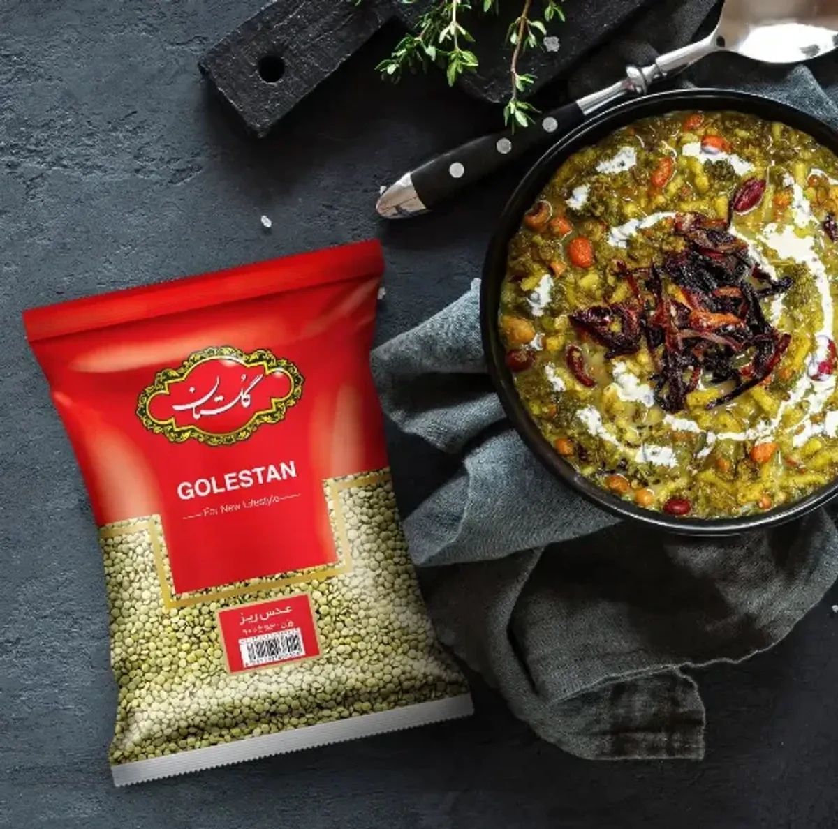 بسته عدس گلستان در کنار غذای سنتی عدسی آماده سرو